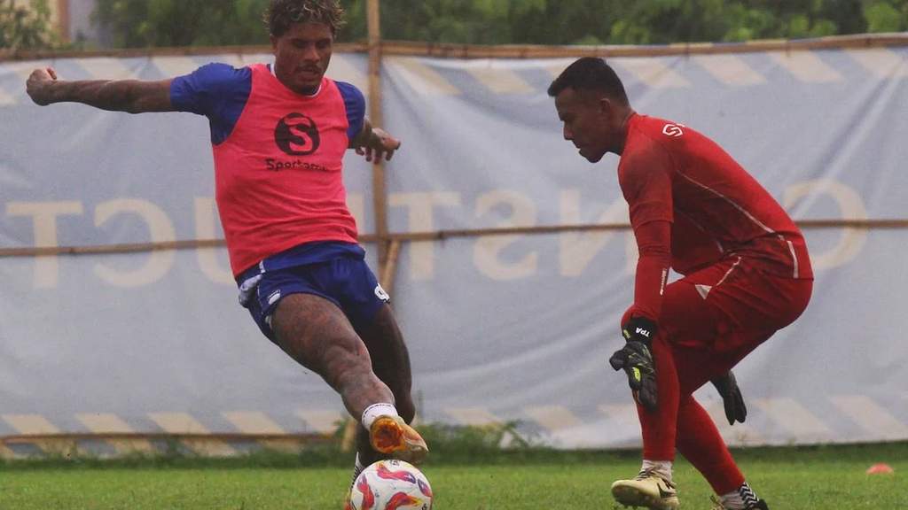 Pelatih John Herdman saat memimpin sesi pemusatan latihan Timnas Indonesia menjelang turnamen