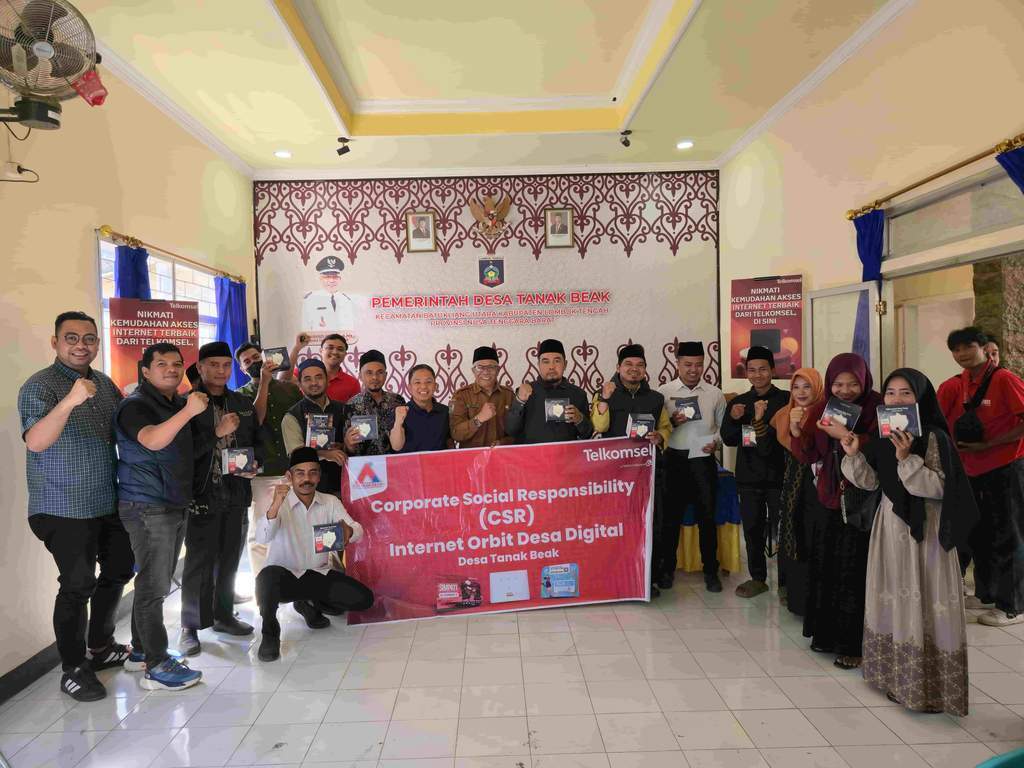Telkomsel salurkan bantuan Orbit dan by.U untuk UMKM dan sekolah di Lombok Barat