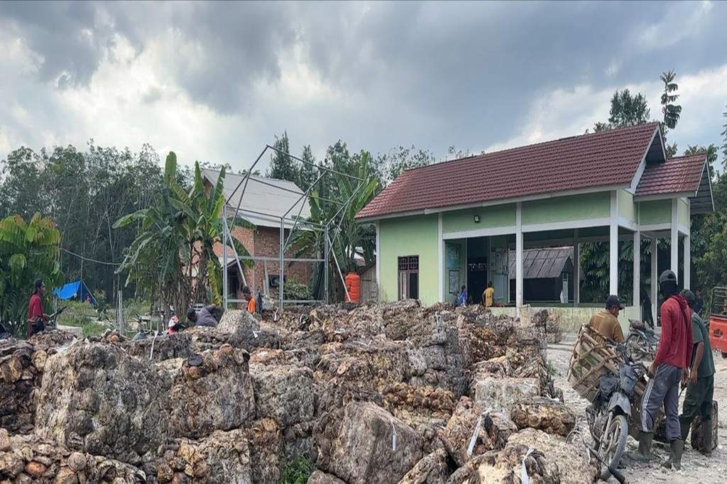 Petani karet di Musi Banyuasin menyadap getah karet di perkebunan