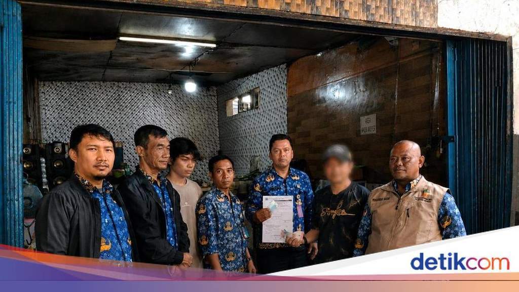 Petugas Satpel LH Kebayoran Lama saat melakukan verifikasi kasus buang sampah sembarangan di Jaksel