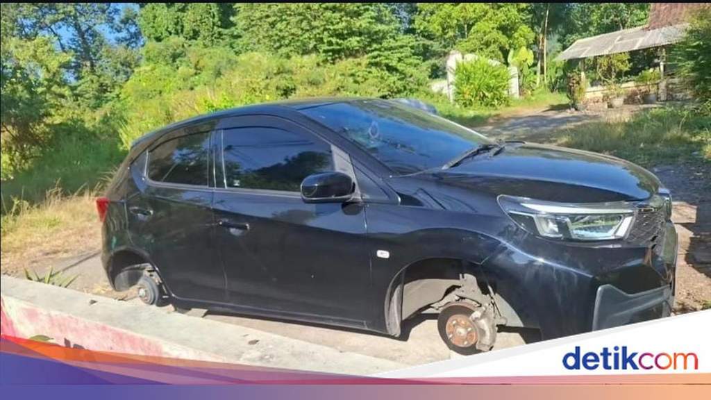 Mobil Honda Brio hitam yang empat rodanya hilang dipreteli maling di Ungaran