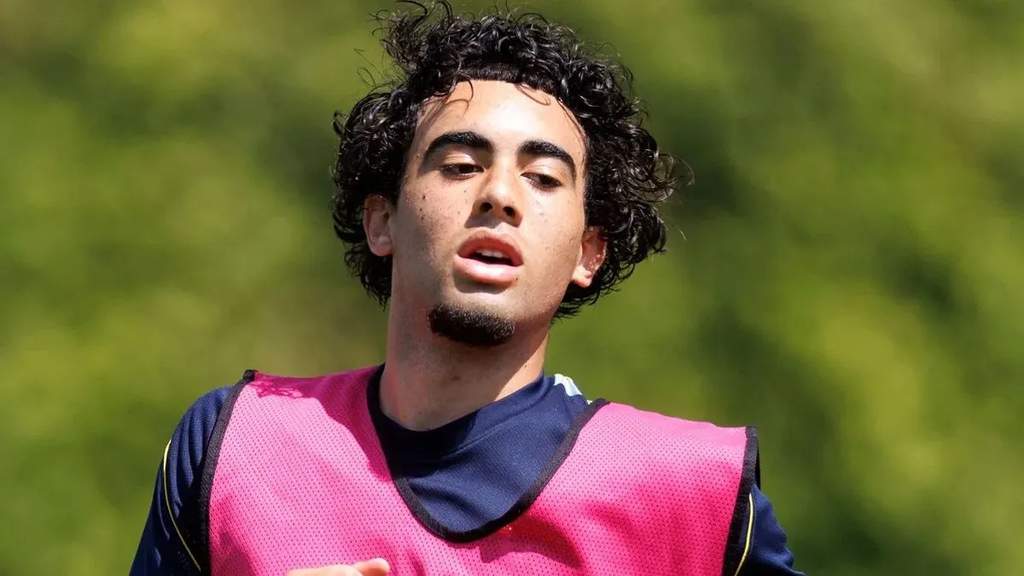 Manajer Tottenham Hotspur Roberto De Zerbi mengamati sesi latihan pramusim para pemain muda.