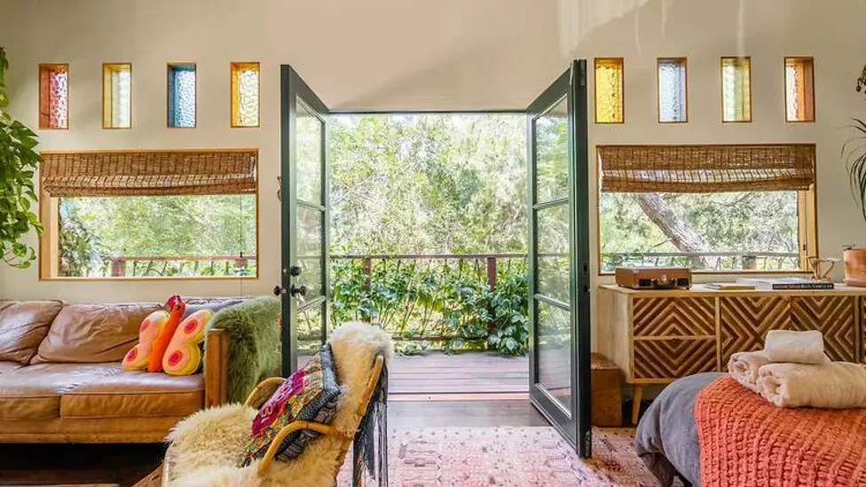 Deretan properti Airbnb mewah di Los Angeles dengan pemandangan kota dan pegunungan Hollywood