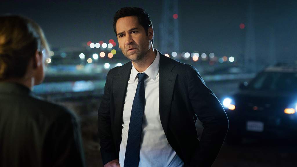 Aktor Manuel Garcia-Rulfo sebagai Mickey Haller dalam serial The Lincoln Lawyer Season 5 di Netflix