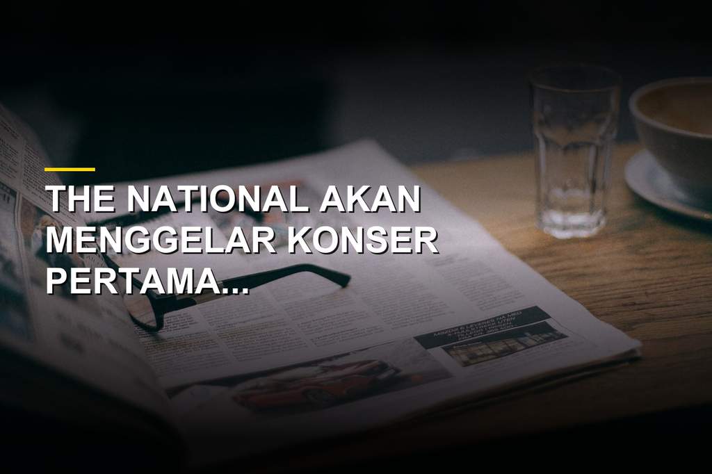 The National berpose bersama di atas panggung dengan latar lampu panggung biru