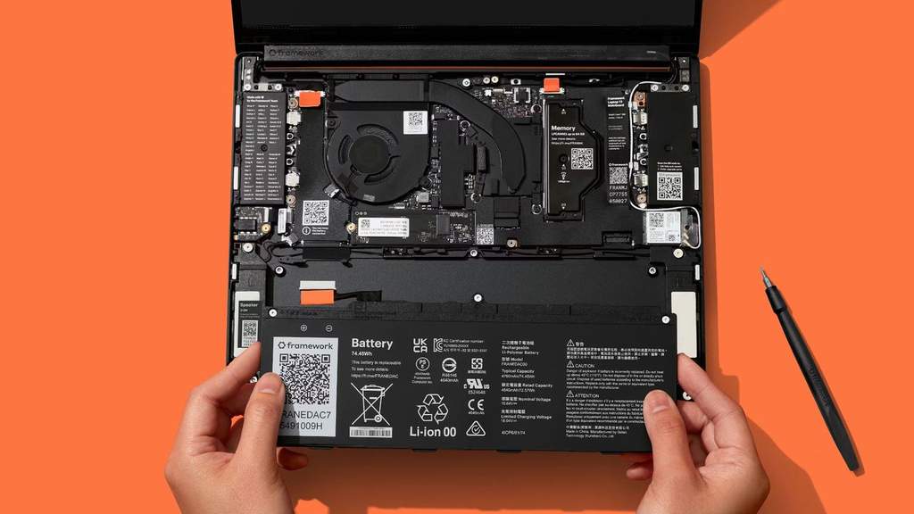 Laptop modern dengan port lengkap dan komponen modular yang mudah diperbaiki