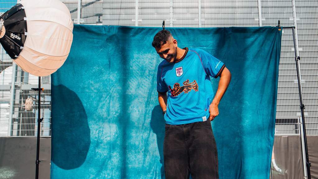 Jersey sepak bola kolaborasi Sammy Virji dan MUNDIAL bernuansa hitam dan biru