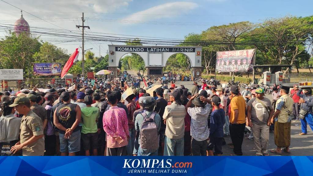 Suasana aksi demo warga Desa Alastlogo terkait insiden peluru nyasar di Pasuruan