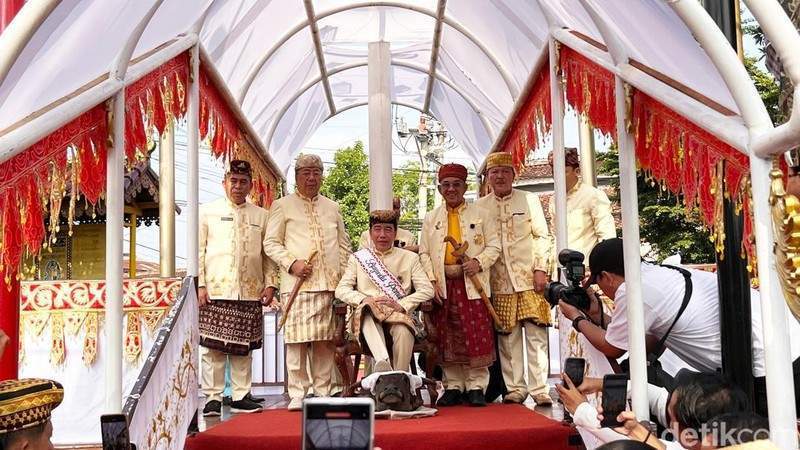 Ilustrasi prosesi adat Lampung dan polemik budaya di balik kunjungan Jokowi