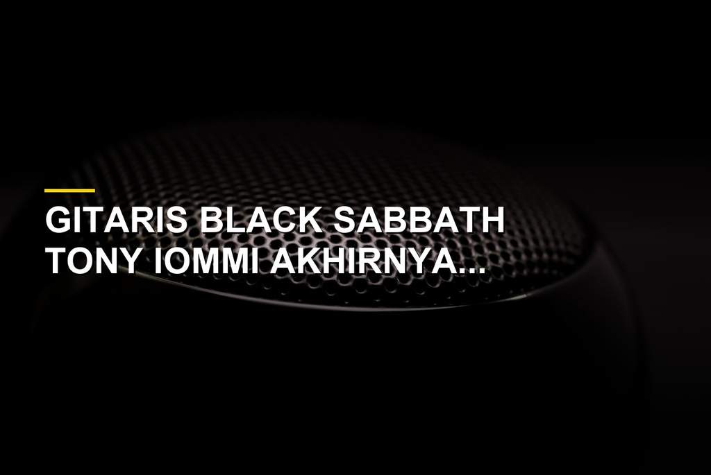 Tony Iommi memegang gitar di samping album solo From The Dark dengan latar gelap