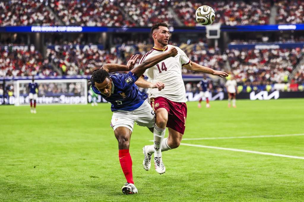 Aksi para pemain dalam laga sengit antara tim nasional Prancis melawan Spanyol