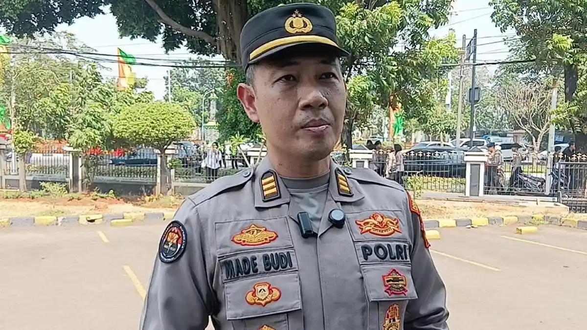 Petugas kepolisian melakukan olah TKP kasus kematian tiga pekerja pipa air di gorong-gorong Cipayung