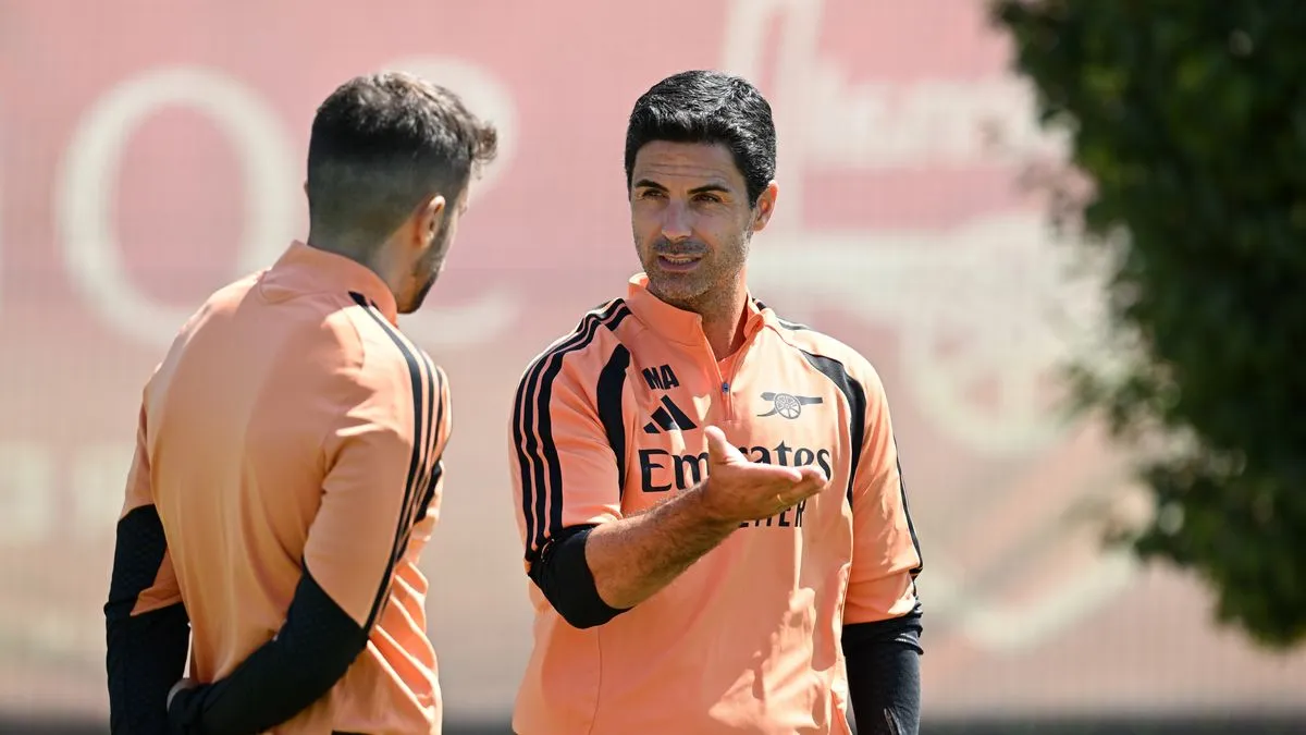 Mikel Arteta memimpin sesi latihan pramusim Arsenal menjelang musim baru