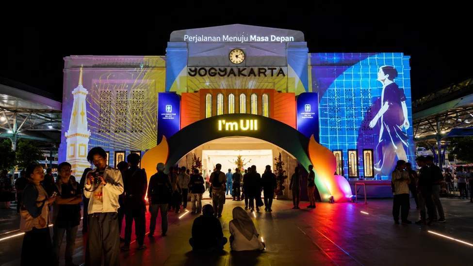 Pertunjukan cahaya hasil kolaborasi UII dan PT KAI di fasad Stasiun Tugu Yogyakarta