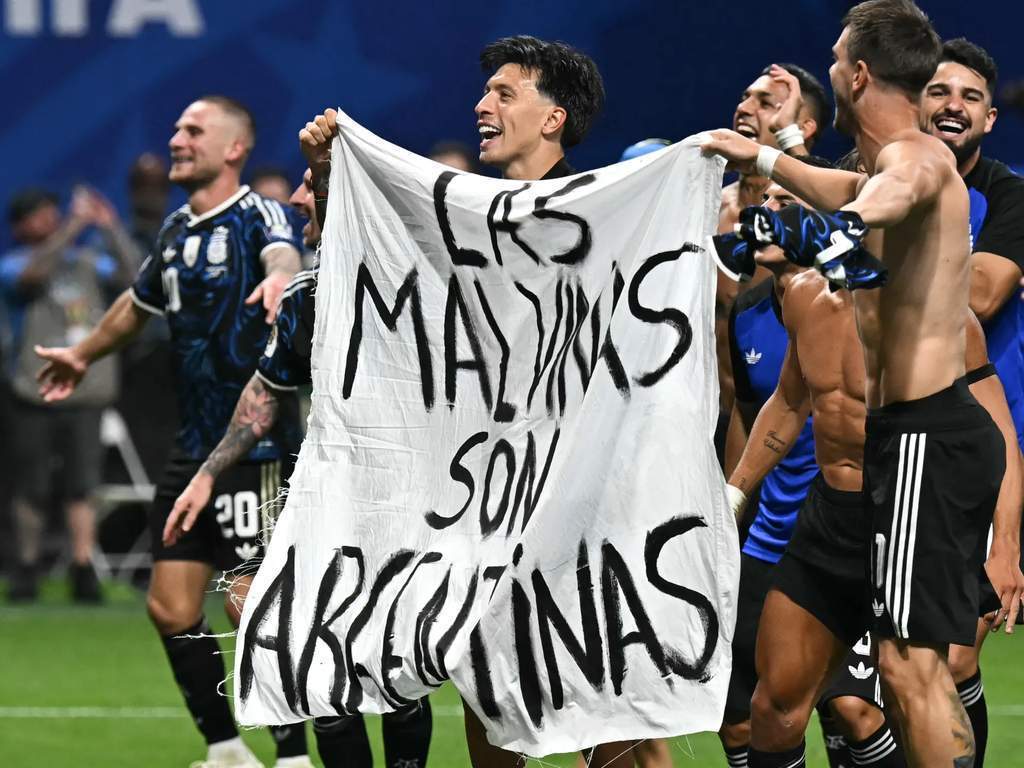 Pemain Argentina bentangkan spanduk klaim Falklands usai laga semifinal Piala Dunia 2026 lawan Inggris