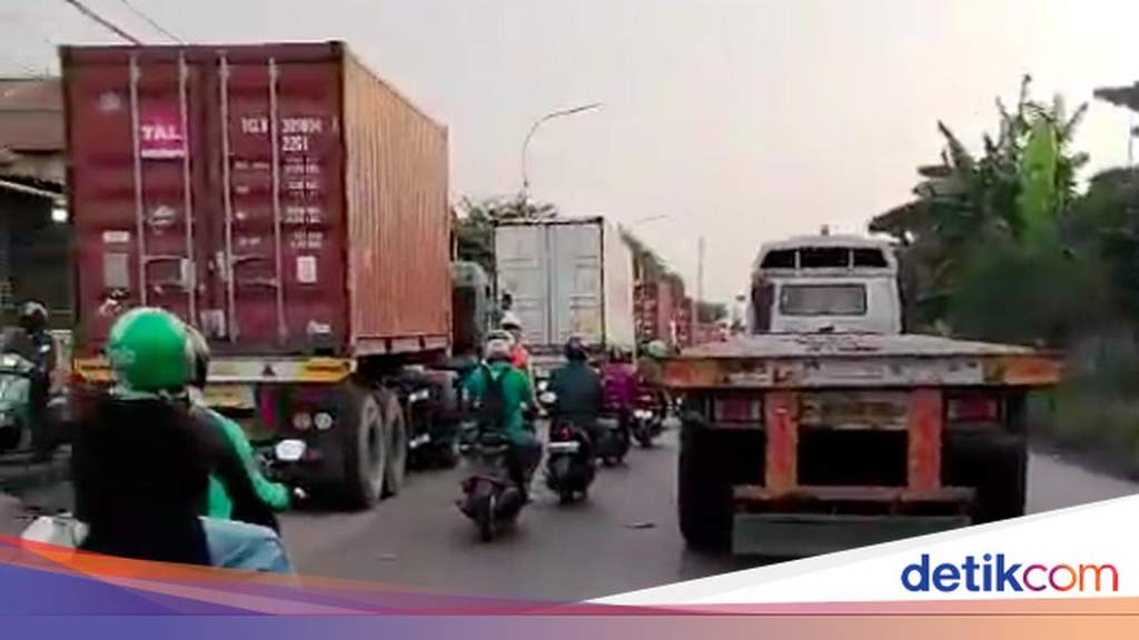 Petugas kepolisian dan Dishub mengatur lalu lintas untuk mengurai kemacetan di Cakung-Cilincing