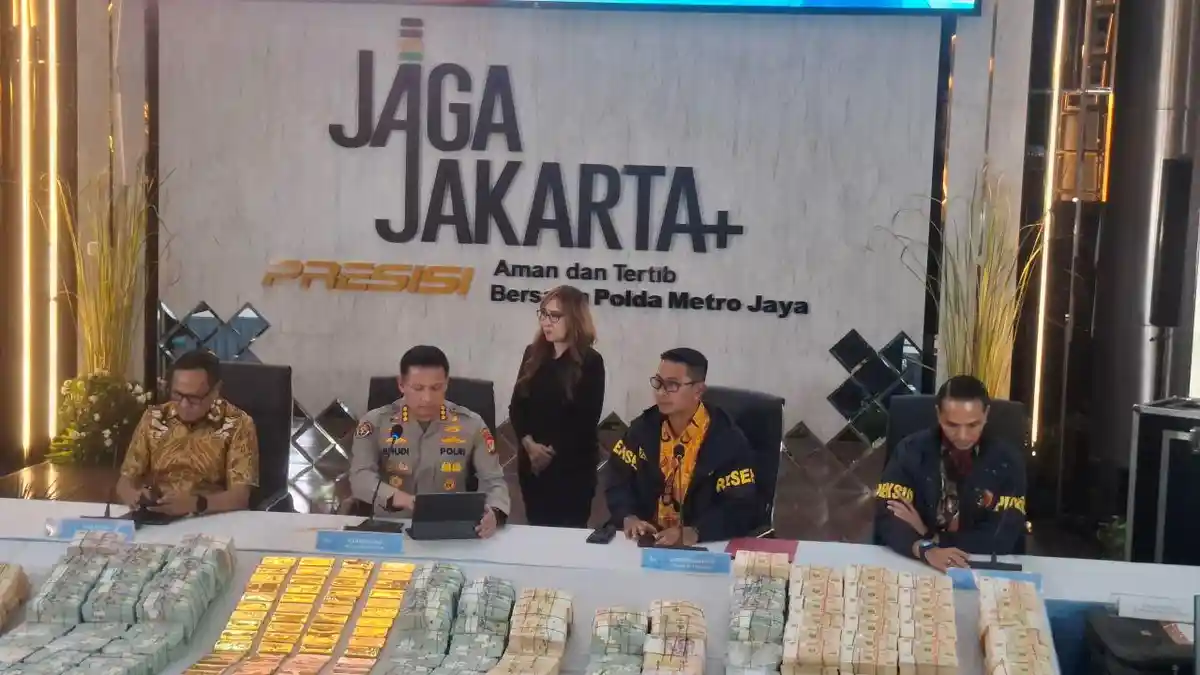Penyidik kepolisian melakukan penggeledahan kasus korupsi PLTU dan PT Asabri