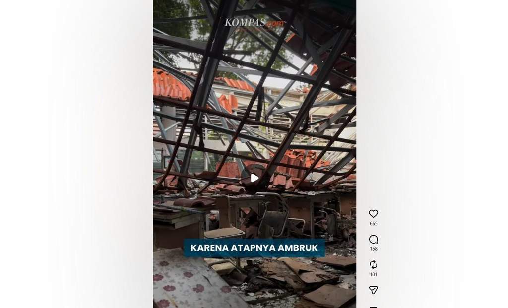 Kondisi atap roboh dan gedung terbengkalai di SDN Kebayoran Lama Selatan 09 Jakarta
