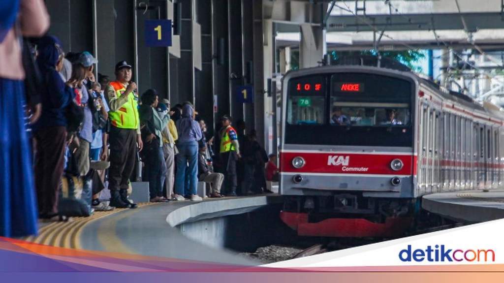 Tangan penumpang wanita terjepit di pintu KRL Commuter Line di Stasiun Duri