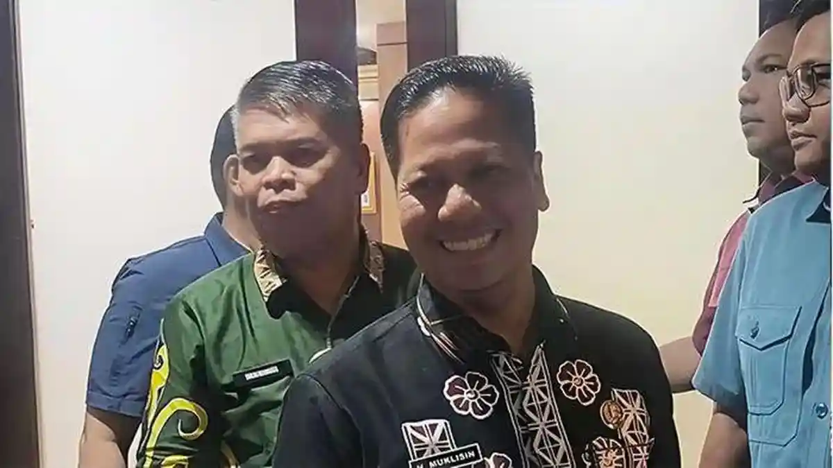 Plt Bupati Kuansing Mukhlisin memberikan keterangan pers mengenai pemeriksaan dirinya oleh KPK
