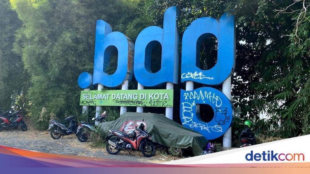 Mobil sedan tak bertuan terparkir di tugu perbatasan Kota Bandung Dago atas