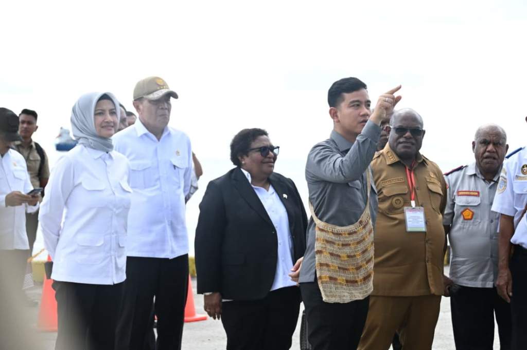 Wakil Presiden Gibran Rakabuming Raka menyambut kepulangan Presiden Prabowo Subianto di Jakarta