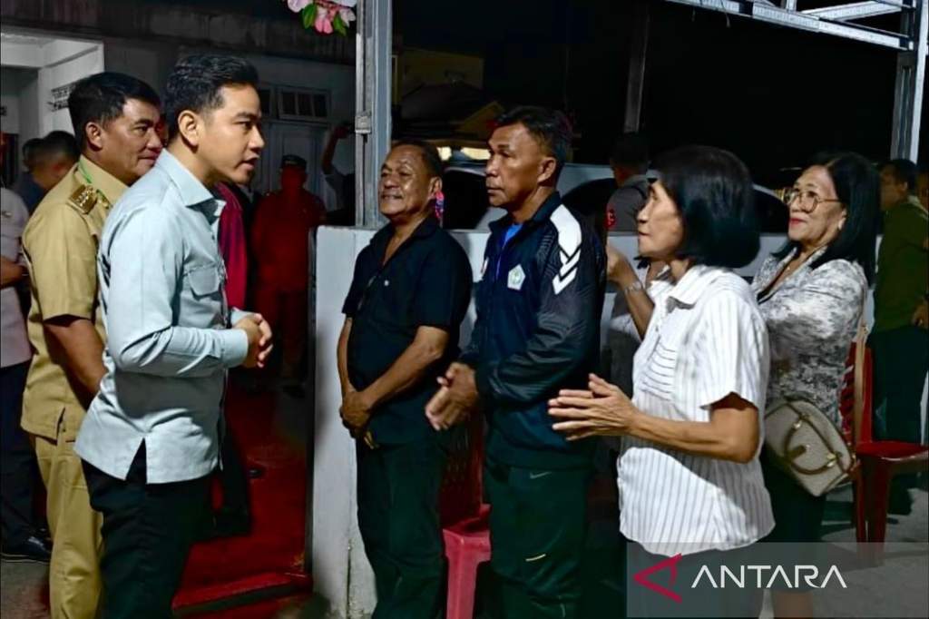 Wakil Presiden Gibran Rakabuming Raka saat melayat korban gempa bumi di Minahasa, Sulawesi Utara