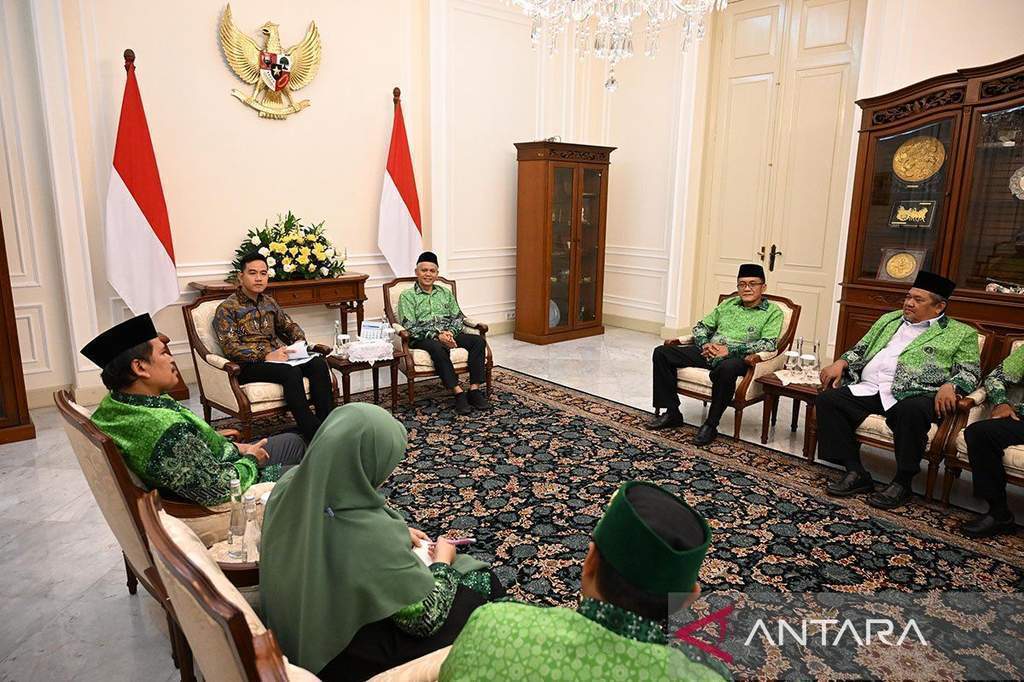 Wakil Presiden Gibran Rakabuming Raka saat membahas peningkatan kesejahteraan guru madrasah bersama pengurus PGM