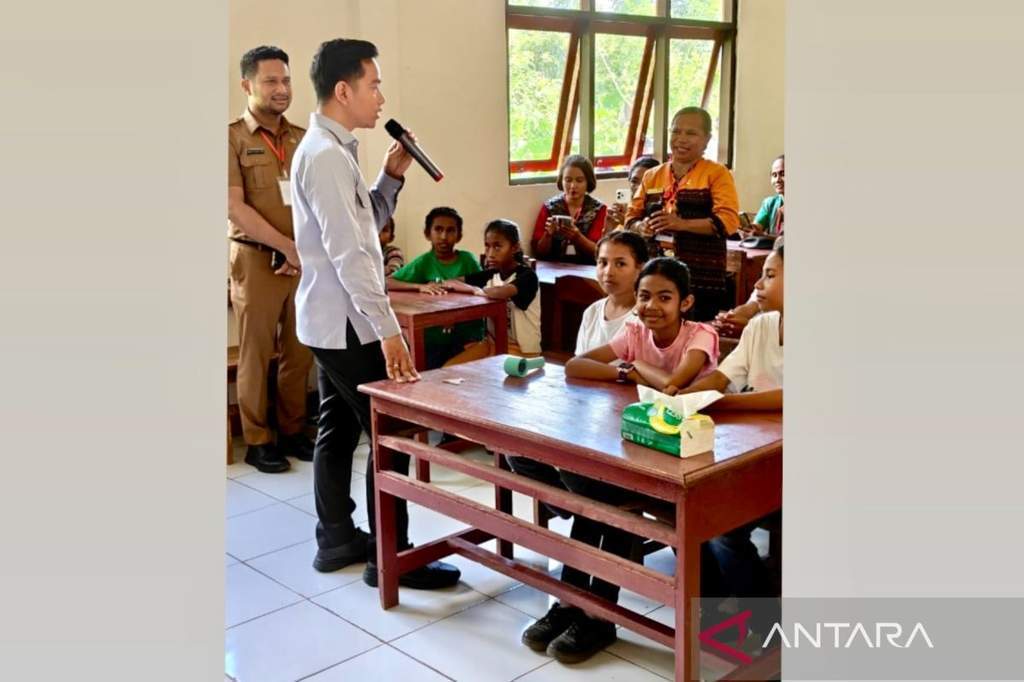 Wakil Presiden Gibran Rakabuming Raka saat mengunjungi guru honorer di SD Inpres Kaniti Kupang NTT