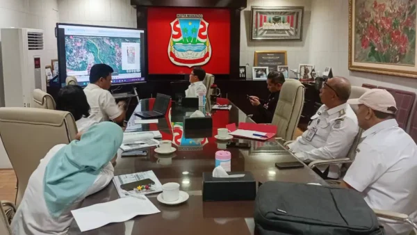 Wali Kota Manado Andrei Angouw memimpin rapat teknis persampahan bersama Kecamatan Tuminting dan Wanea