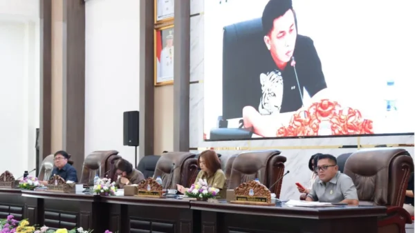 Wali Kota Manado Andrei Angouw saat menyampaikan rancangan KUA-PPAS APBD 2027 di DPRD Kota Manado