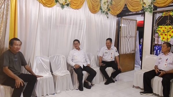 Wali Kota Bitung Hengky Honandar saat melayat ke rumah duka almarhum Rudy Wurangian di Winenet Dua