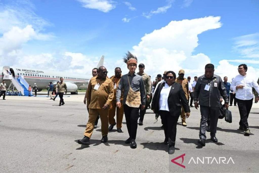 Wamendagri Ribka Haluk dan Wapres Gibran meninjau Bandara Douw Aturure di Nabire Papua Tengah