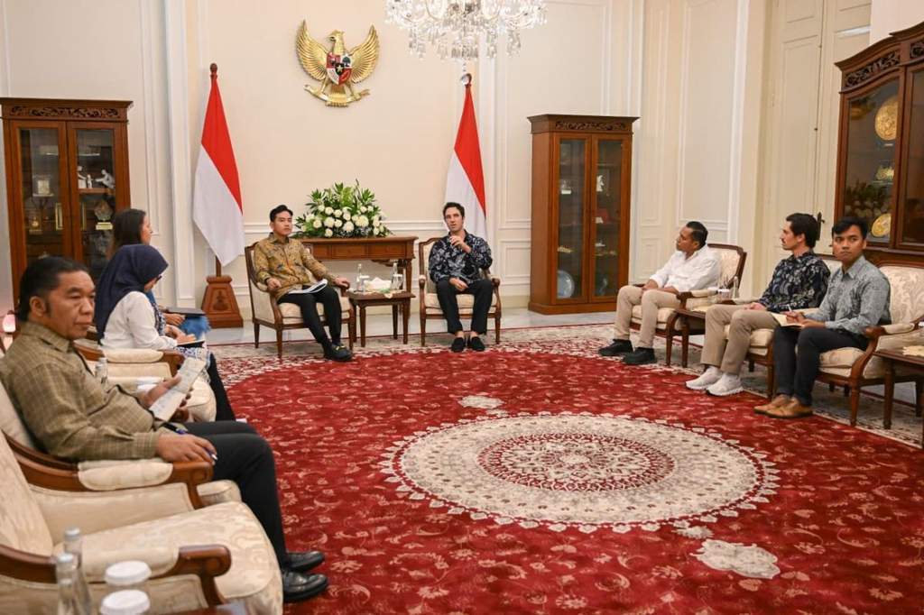 Wakil Presiden Gibran Rakabuming bertemu dengan pendiri Sungai Watch di Istana Wapres