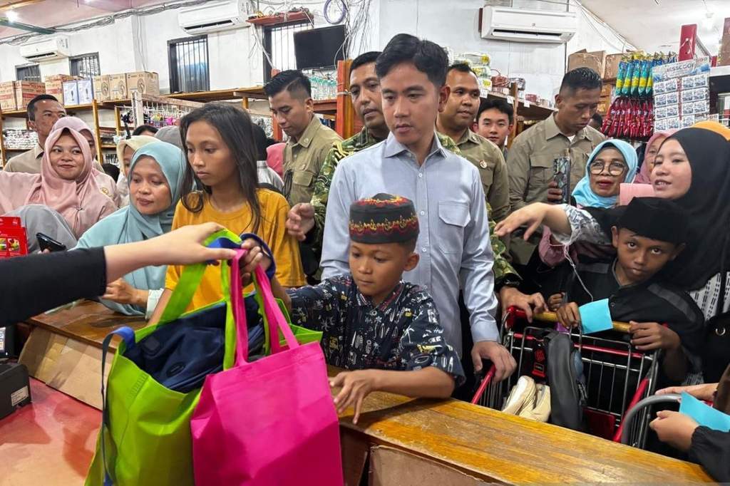 Wakil Presiden Gibran Rakabuming Raka mendampingi anak yatim berbelanja kebutuhan sekolah di Gorontalo