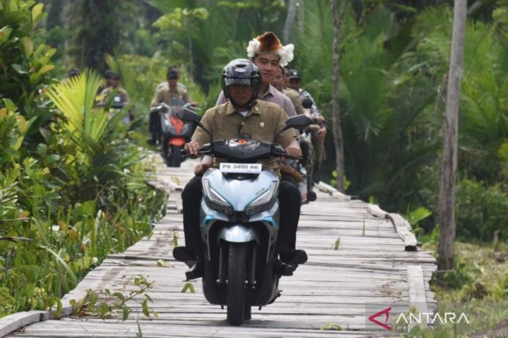 Wakil Presiden Gibran Rakabuming Raka saat mengunjungi Museum Kebudayaan dan Kemajuan Asmat di Papua Selatan.
