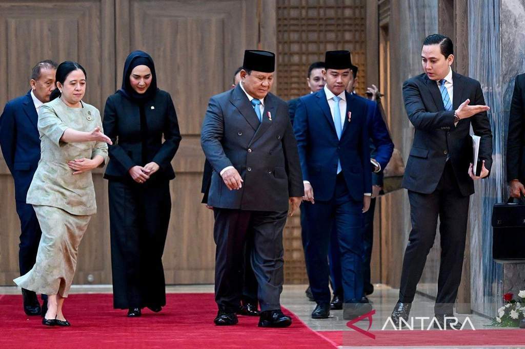 Wapres Gibran Rakabuming mendampingi Presiden Prabowo Subianto dalam Sidang Paripurna DPR RI