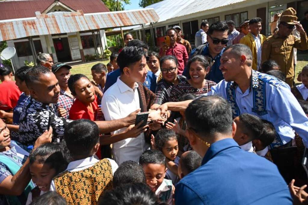 Wapres Gibran Rakabuming berdialog dengan wali murid di SD Wolomoni, Ende, NTT, membahas prioritas MBG di wilayah 3T