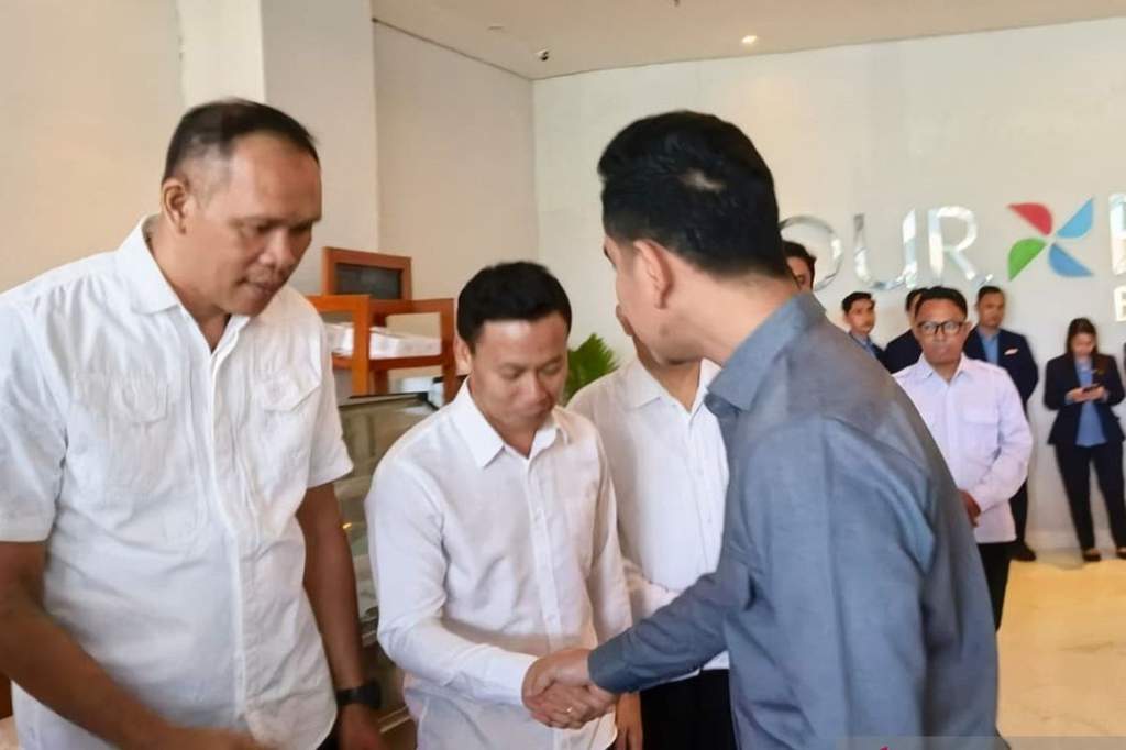 Wapres Gibran Rakabuming Raka berdialog dengan relawan di Sulawesi Utara