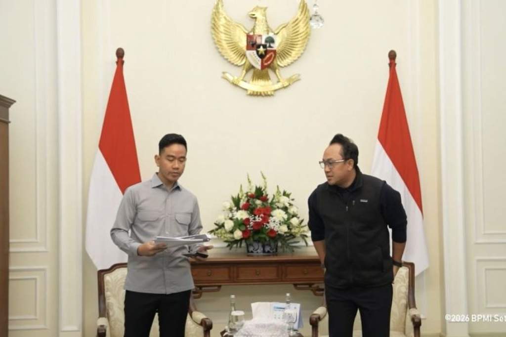 Wapres Gibran Rakabuming Raka saat membahas penguatan industri kreatif bersama pimpinan The Maple Media di Istana Wakil Presiden