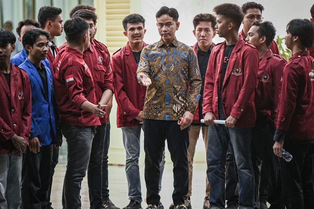 Wapres Gibran Rakabuming Raka menemui perwakilan mahasiswa yang berunjuk rasa di Istana Wapres