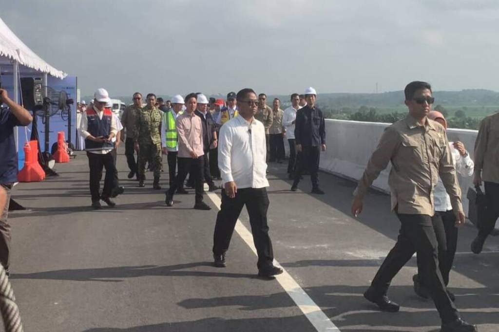 Wakil Presiden Gibran meninjau progres pembangunan Jembatan Musi V Palembang