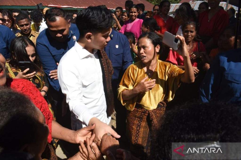 Wakil Presiden Gibran Rakabuming saat meninjau sekolah di Kabupaten Ende, Nusa Tenggara Timur.