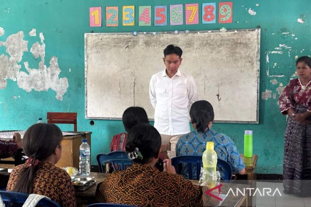 Wakil Presiden Gibran Rakabuming Raka meninjau program Makan Bergizi Gratis di Ende NTT