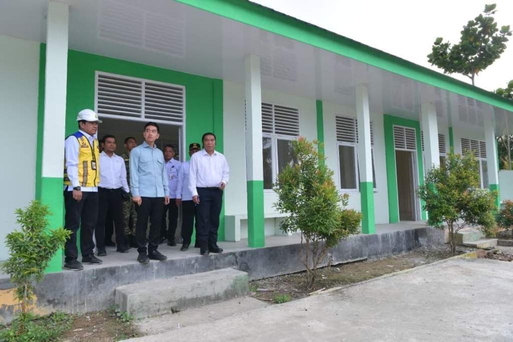 Wapres Gibran Rakabuming meninjau fasilitas bangunan di MIN 1 Rokan Hilir Riau
