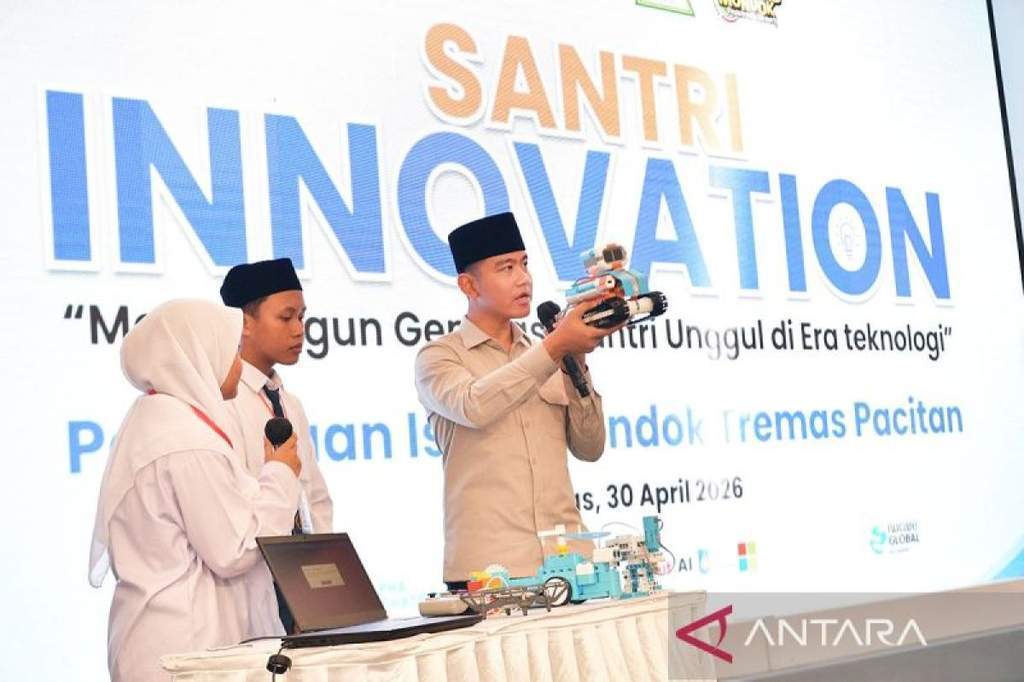 Wapres Gibran Rakabuming Raka meninjau pelatihan AI dan robotika santri Pondok Tremas Pacitan