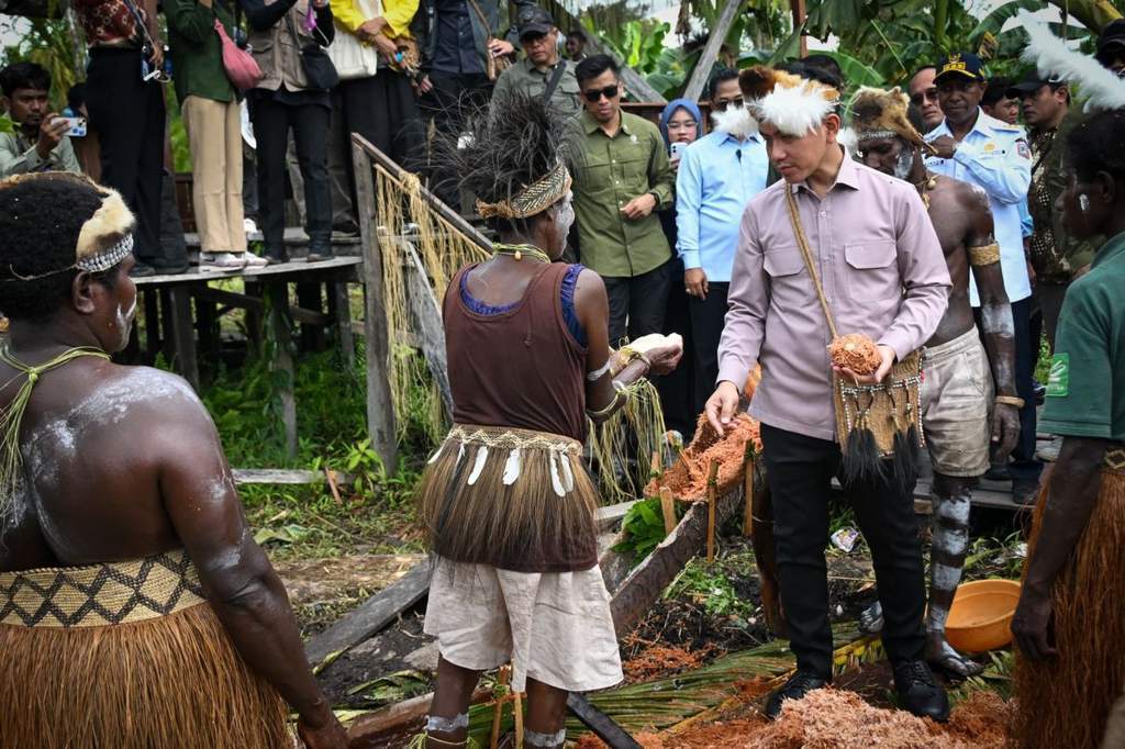 Wapres Gibran Rakabuming meninjau Sekolah Lapang Sagu Keuskupan Agats di Kabupaten Asmat Papua Selatan