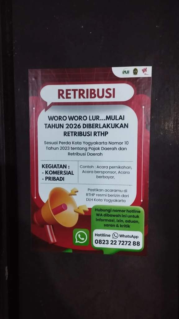 Petugas mencopot stiker pengumuman retribusi di RTHP Dipowinatan Kota Yogyakarta