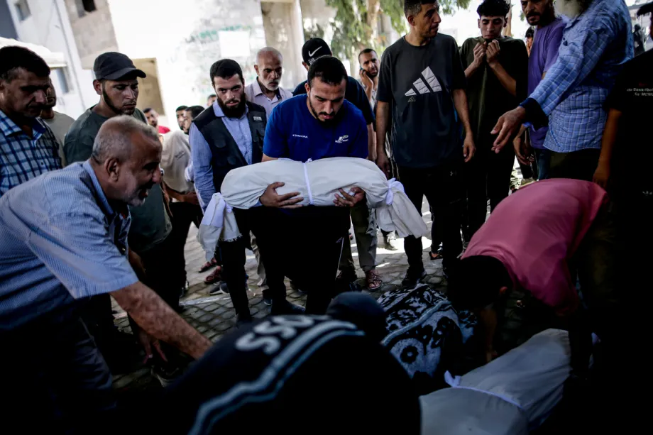 Warga Palestina mengusung jenazah korban serangan Israel di depan Rumah Sakit Al-Shifa, Gaza