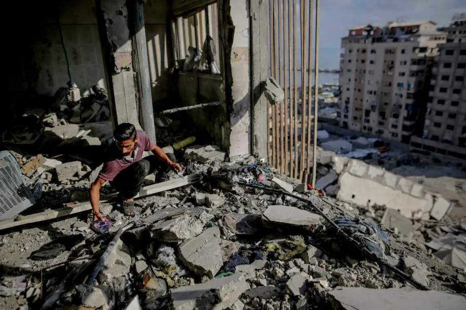 Warga Palestina periksa puing-puing rumah di Gaza usai serangan Israel pada 2 Agustus 2026